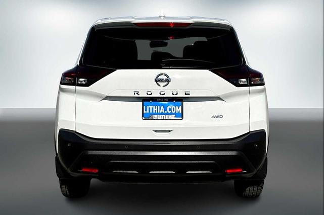 Photo of 2021 Glacier White Nissan Rogue