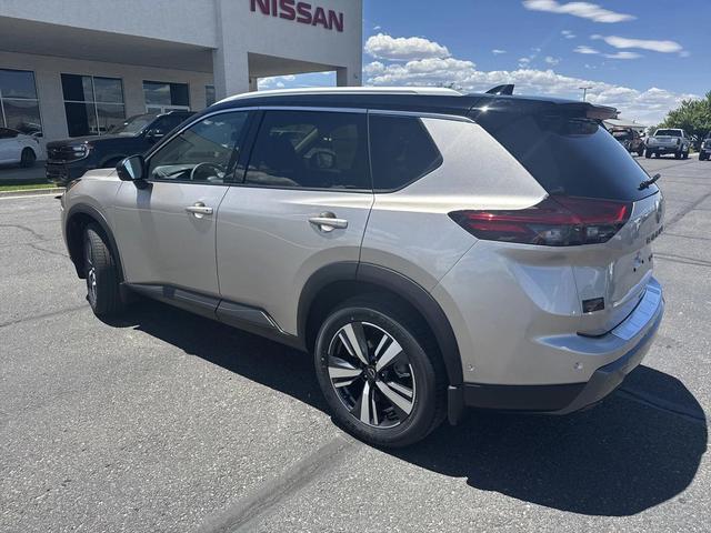 Photo of 2025 Champagne Silver Metallic Super Black Nissan Rogue