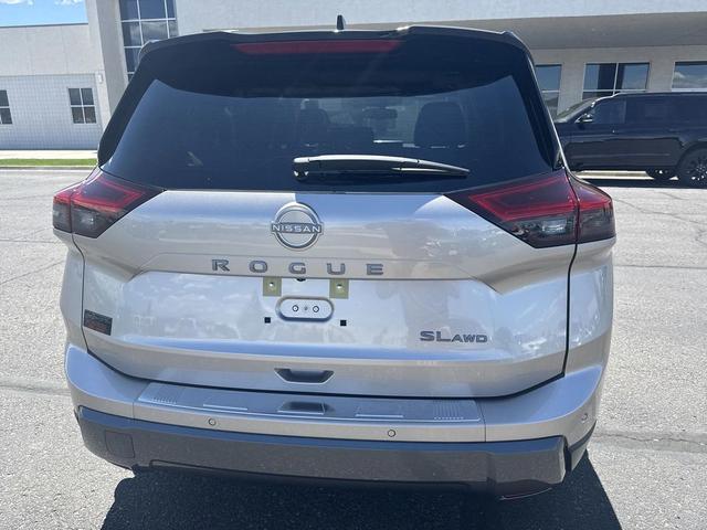 Photo of 2025 Champagne Silver Metallic Super Black Nissan Rogue