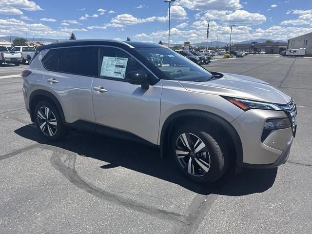 Photo of 2025 Champagne Silver Metallic Super Black Nissan Rogue