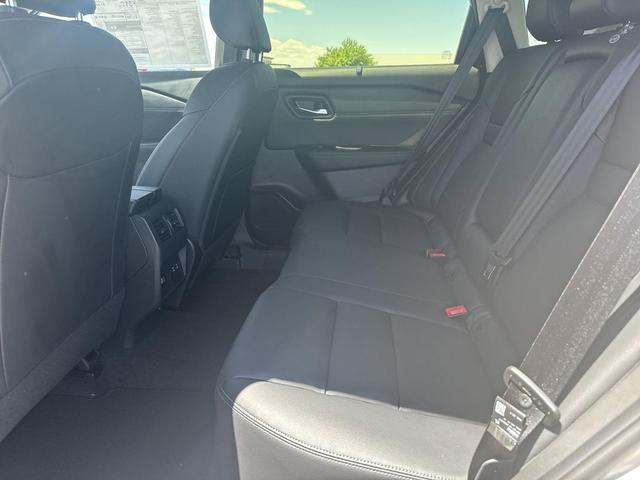Photo of 2025 Champagne Silver Metallic Super Black Nissan Rogue