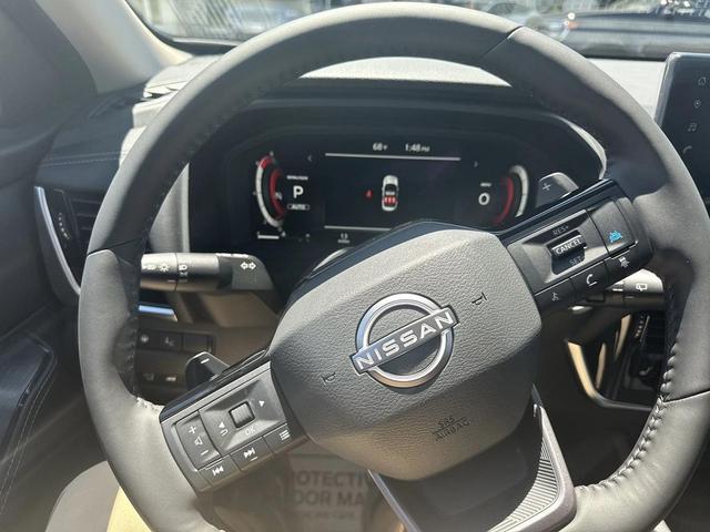 Photo of 2025 Champagne Silver Metallic Super Black Nissan Rogue