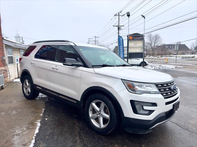 Photo of 2017 White Platinum Metallic Tri-Coat Ford Explorer