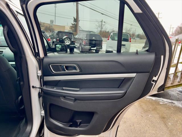 Photo of 2017 White Platinum Metallic Tri-Coat Ford Explorer