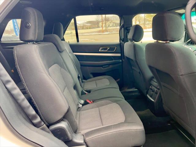 Photo of 2017 White Platinum Metallic Tri-Coat Ford Explorer