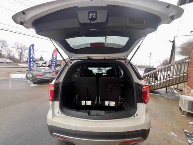 Photo of 2017 White Platinum Metallic Tri-Coat Ford Explorer