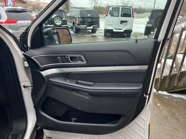 Photo of 2017 White Platinum Metallic Tri-Coat Ford Explorer