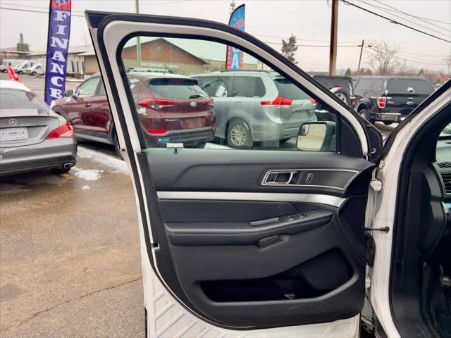 Photo of 2017 White Platinum Metallic Tri-Coat Ford Explorer