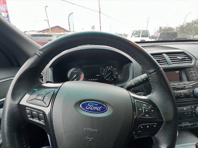 Photo of 2017 White Platinum Metallic Tri-Coat Ford Explorer