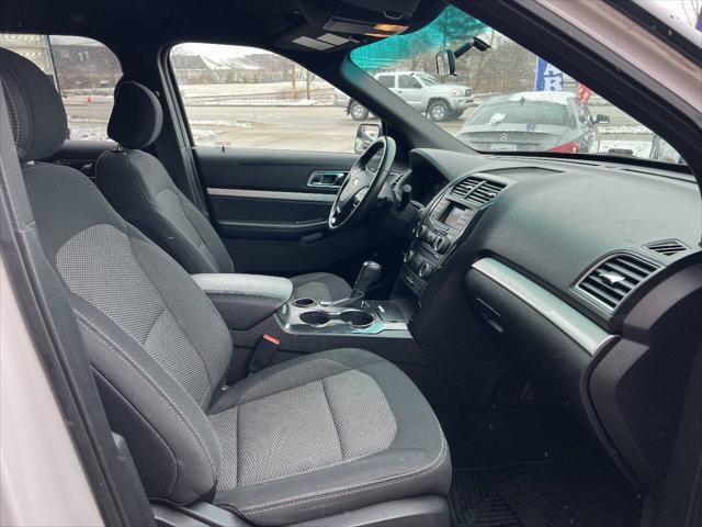 Photo of 2017 White Platinum Metallic Tri-Coat Ford Explorer