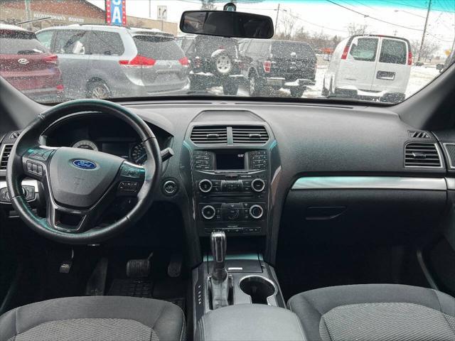 Photo of 2017 White Platinum Metallic Tri-Coat Ford Explorer