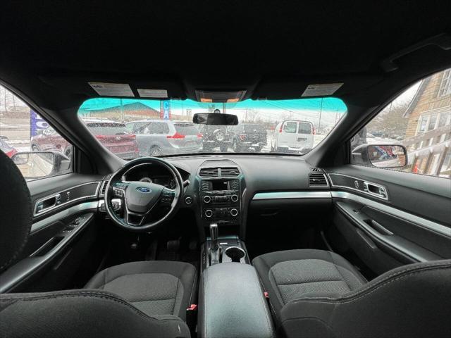 Photo of 2017 White Platinum Metallic Tri-Coat Ford Explorer