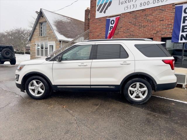 Photo of 2017 White Platinum Metallic Tri-Coat Ford Explorer