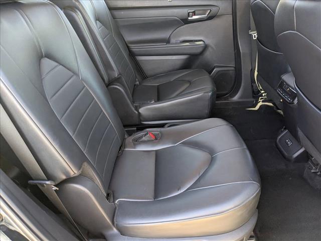Photo of 2024 Midnight Black Metallic Toyota Highlander