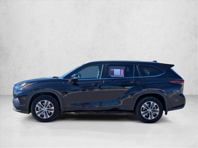 Photo of 2024 Midnight Black Metallic Toyota Highlander