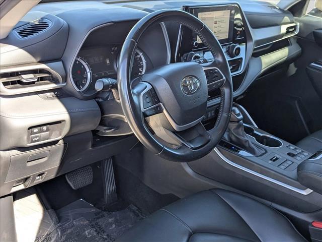 Photo of 2024 Midnight Black Metallic Toyota Highlander