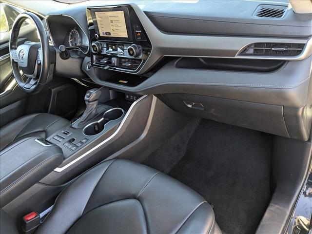 Photo of 2024 Midnight Black Metallic Toyota Highlander