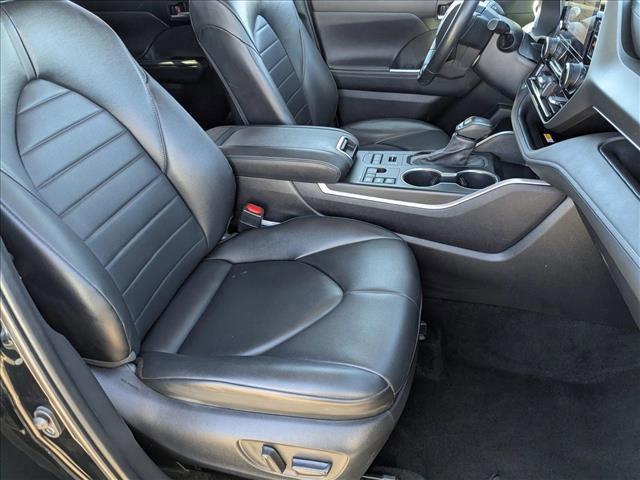 Photo of 2024 Midnight Black Metallic Toyota Highlander