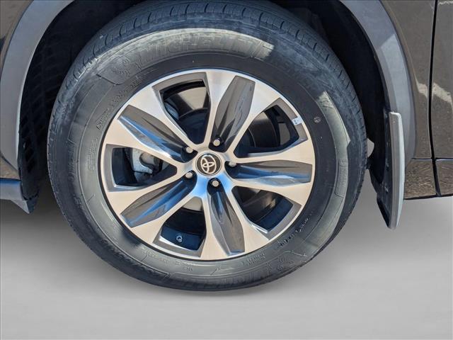 Photo of 2024 Midnight Black Metallic Toyota Highlander