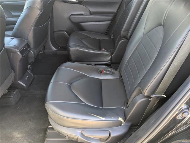 Photo of 2024 Midnight Black Metallic Toyota Highlander