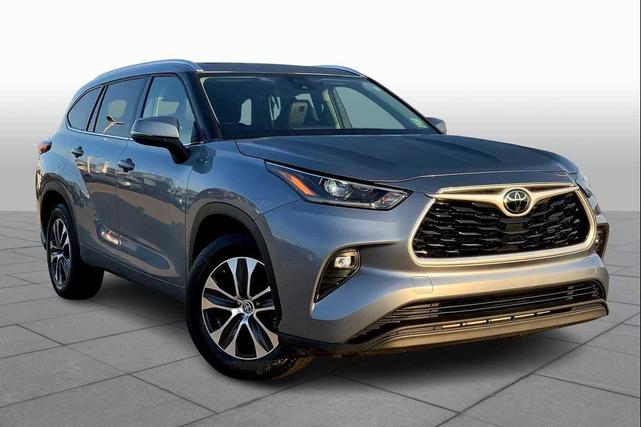 Photo of 2021 Moon Dust Toyota Highlander