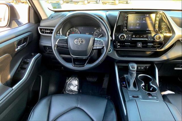Photo of 2021 Moon Dust Toyota Highlander