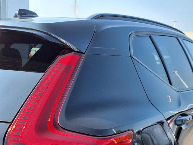 Photo of 2022 Onyx Black Metallic Volvo XC40