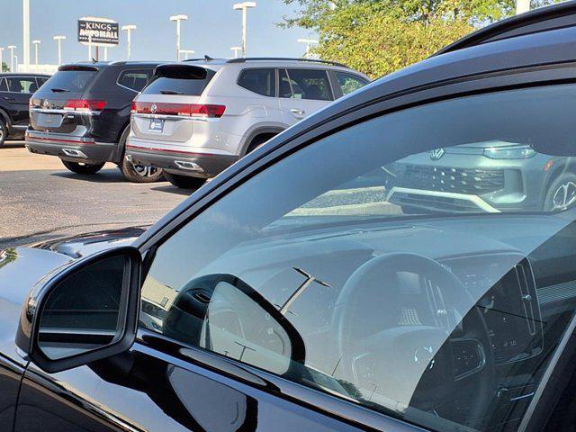 Photo of 2022 Onyx Black Metallic Volvo XC40