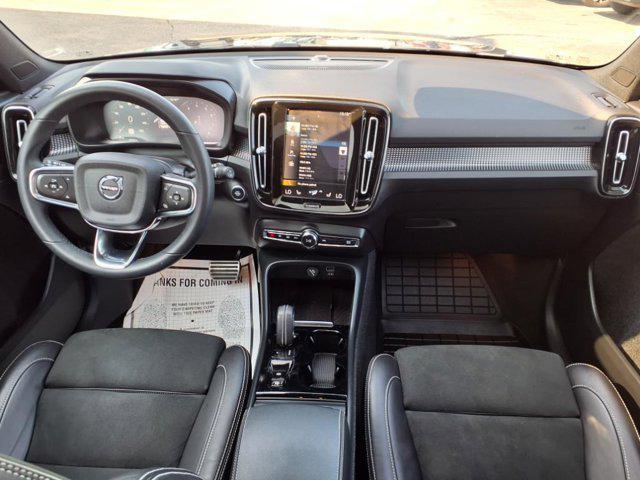 Photo of 2022 Onyx Black Metallic Volvo XC40