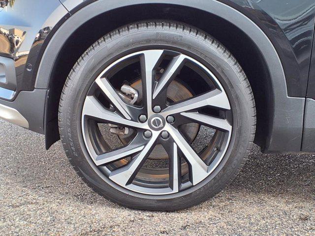 Photo of 2022 Onyx Black Metallic Volvo XC40