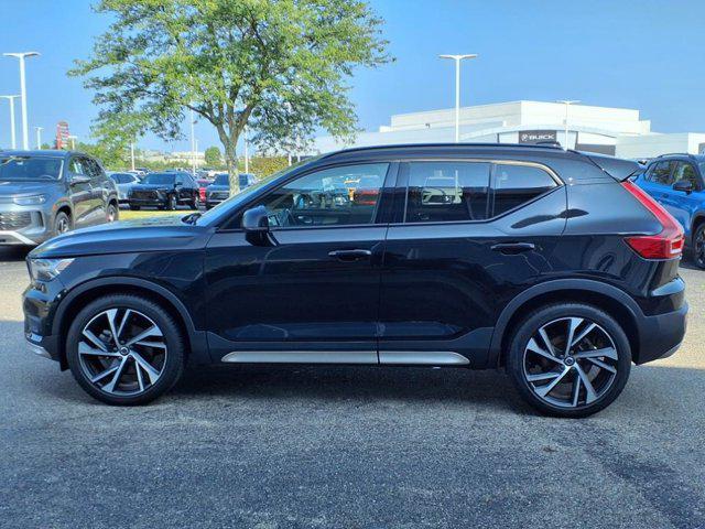 Photo of 2022 Onyx Black Metallic Volvo XC40
