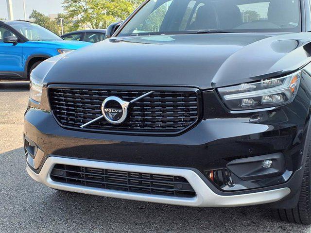 Photo of 2022 Onyx Black Metallic Volvo XC40