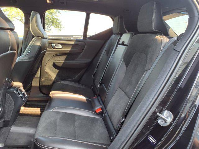 Photo of 2022 Onyx Black Metallic Volvo XC40
