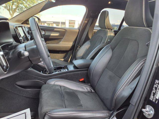 Photo of 2022 Onyx Black Metallic Volvo XC40