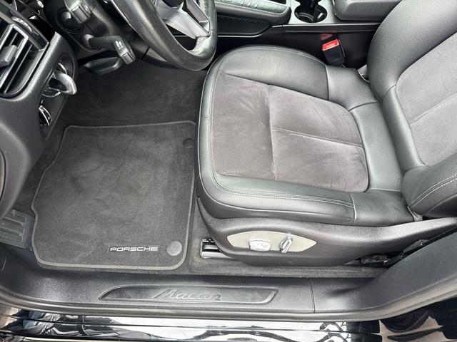 Photo of 2020 black Porsche Macan