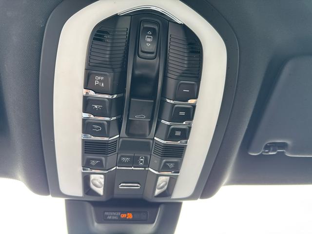 Photo of 2020 black Porsche Macan
