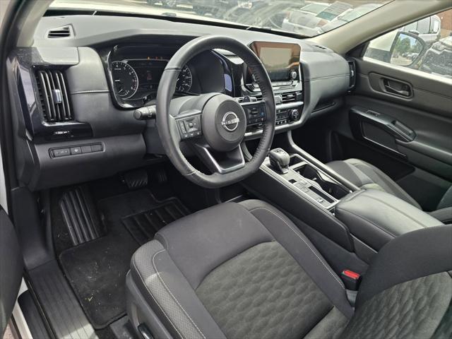 Photo of 2024 White Nissan Pathfinder