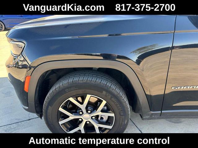 Photo of 2024 Diamond Black Crystal Pearlcoat Jeep Grand Cherokee L
