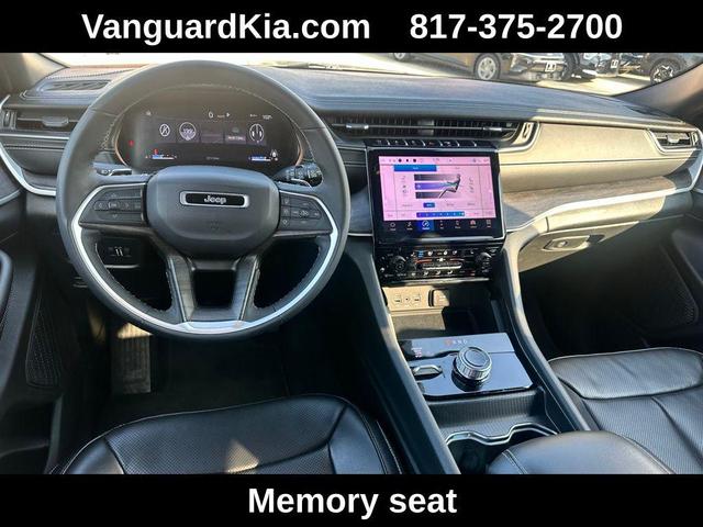 Photo of 2024 Diamond Black Crystal Pearlcoat Jeep Grand Cherokee L