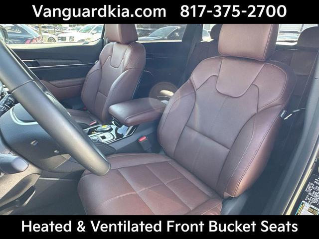 Photo of 2025 Ebony Black Kia Telluride