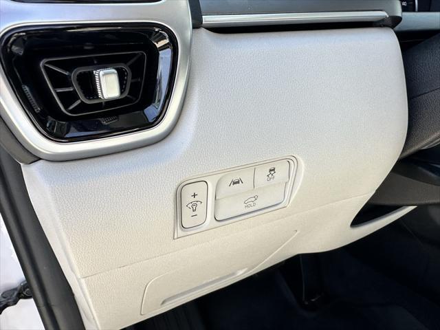 Photo of 2022 Glacial White Pearl Kia Sorento