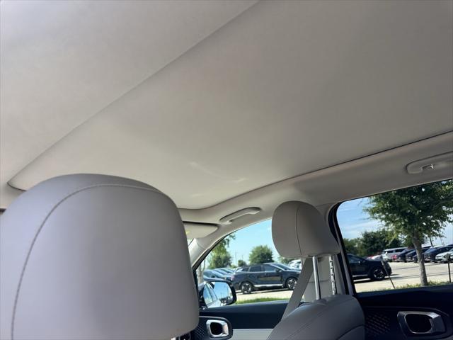 Photo of 2022 Glacial White Pearl Kia Sorento