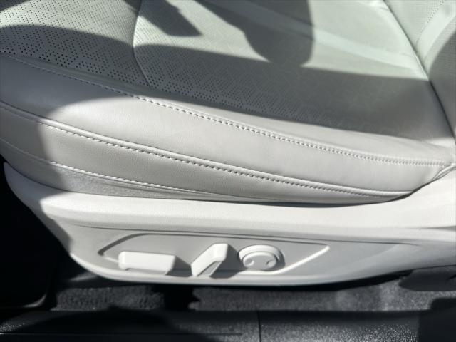 Photo of 2022 Glacial White Pearl Kia Sorento