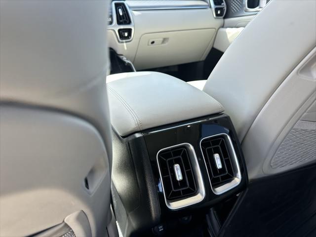 Photo of 2022 Glacial White Pearl Kia Sorento