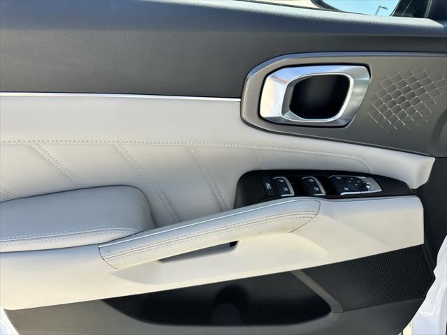Photo of 2022 Glacial White Pearl Kia Sorento