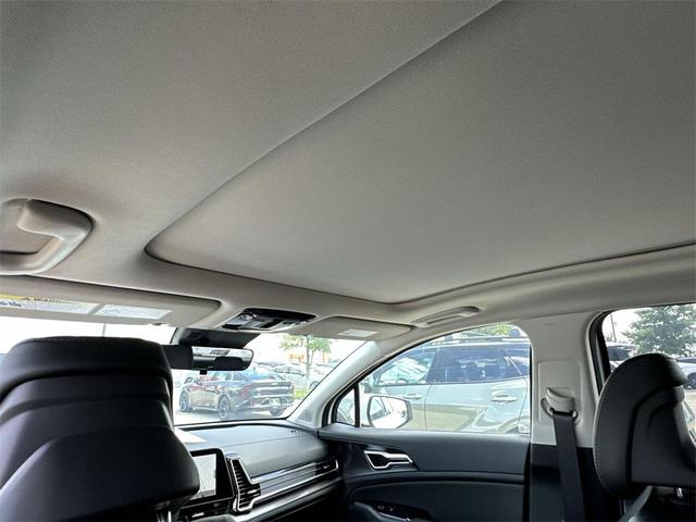 Photo of 2025 Glacial White Pearl Kia Sportage