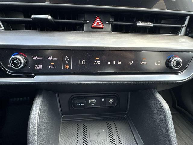 Photo of 2025 Glacial White Pearl Kia Sportage