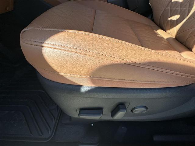 Photo of 2025 Glacial White Pearl Kia Telluride