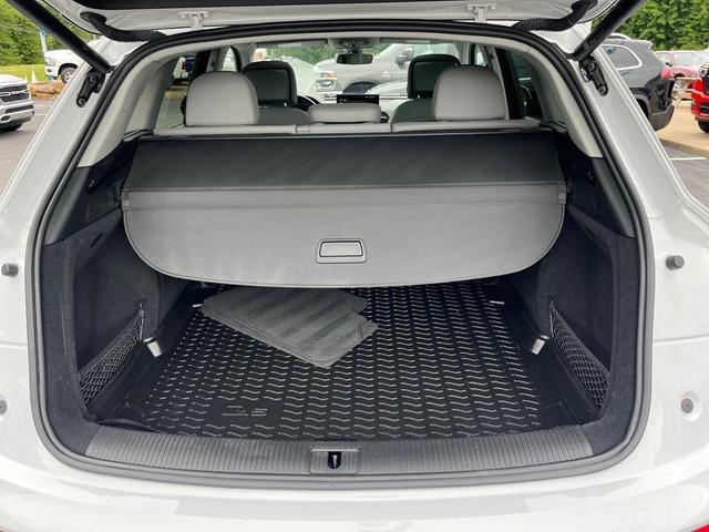 Photo of 2022 Glacier White Metallic Audi Q5