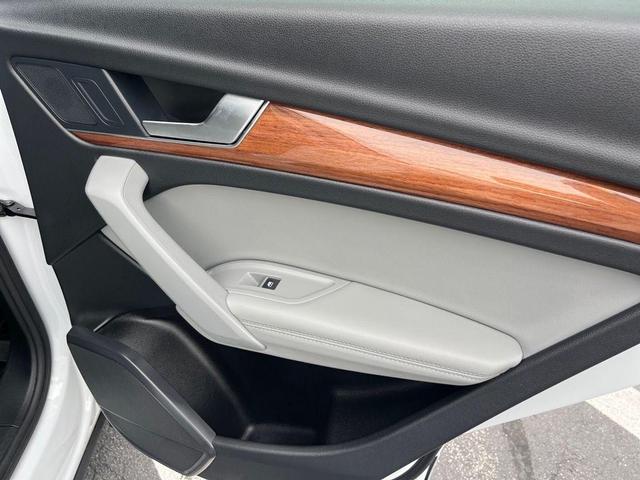 Photo of 2022 Glacier White Metallic Audi Q5